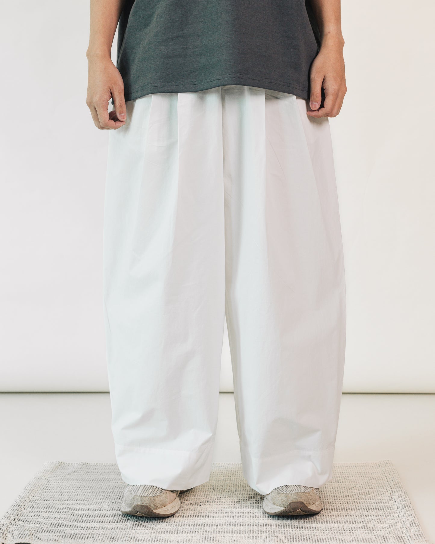 Mellow Kaze Pleated Casual Pants White
